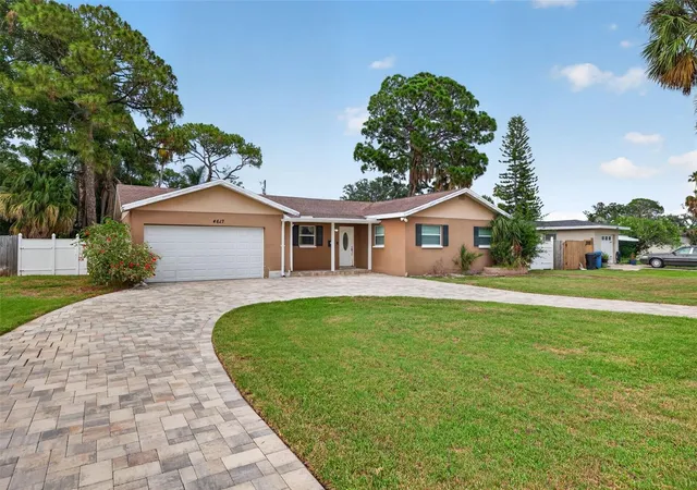 Photo 2 of Single family home for sale at 4627 Venetian Blvd Ne, St Petersburg, FL 33704 | MLS# TB8518451 | Listing updated on 2026-10-12