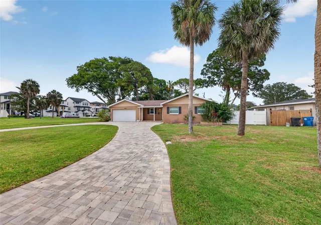 Photo 3 of Single family home for sale at 4627 Venetian Blvd Ne, St Petersburg, FL 33704 | MLS# TB8518451 | Listing updated on 2026-10-12