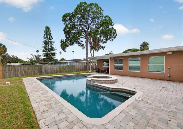 Photo 4 of Single family home for sale at 4627 Venetian Blvd NE, St Petersburg, FL 33704 | MLS# TB8518451 | Listing updated on 2026-10-12