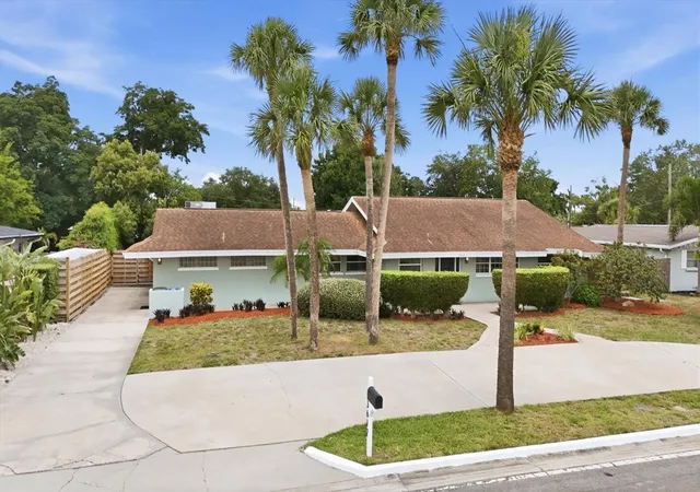Photo 2 of Single family home for sale at 3612 S Lockwood Ridge Rd, Sarasota, FL 34239 | MLS# A4696876 | Listing updated on 2026-09-17