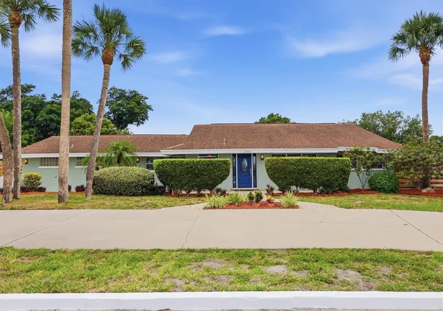 Photo 1 of Single family home for sale at 3612 S Lockwood Ridge Rd, Sarasota, FL 34239 | MLS# A4696876 | Listing updated on 2026-10-01