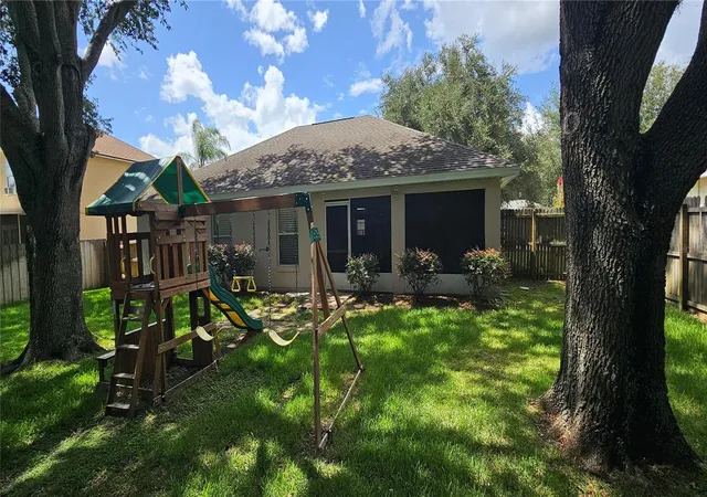 4th image of 1068 Vanderbilt Dr, Eustis, FL 32726 | MLS# O6416251