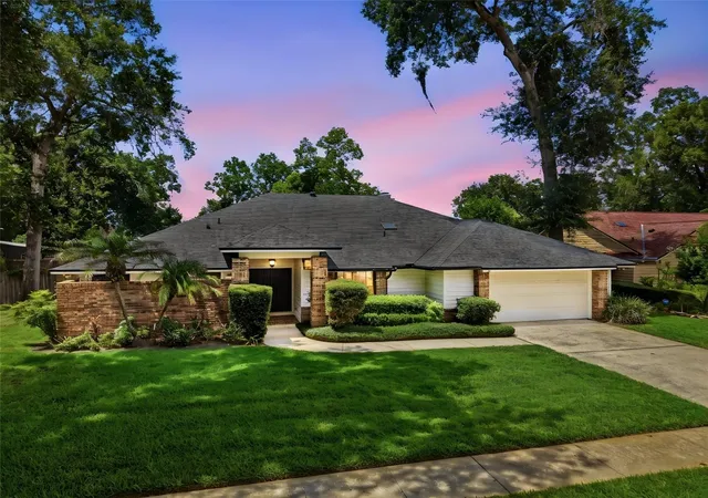 3rd image of 2309 Sweetwater Country Club Pl Dr, Apopka, FL 32712 | MLS# V4949635