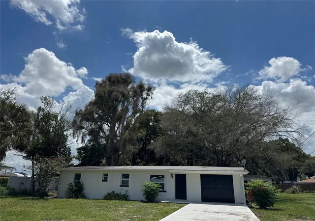 Photo 2 of Single family home for sale at 2121 Greenway Dr, Winter Haven, FL 33881 | MLS# O6416319 | Listing updated on 2026-09-19