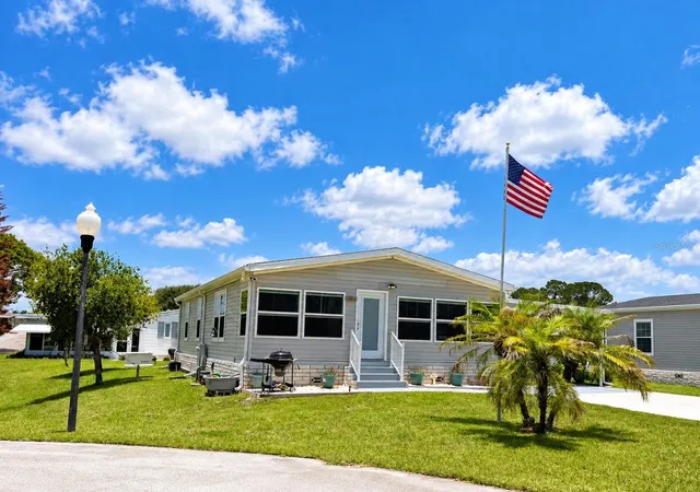 Photo 2 of Manufactured home for sale at 165 Sago Palm Dr, Leesburg, FL 34748 | MLS# R4911435 | Listing updated on 2026-10-22