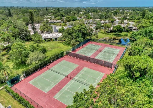 2nd image of 647 Woodlawn Dr, BRADENTON, FL 34210