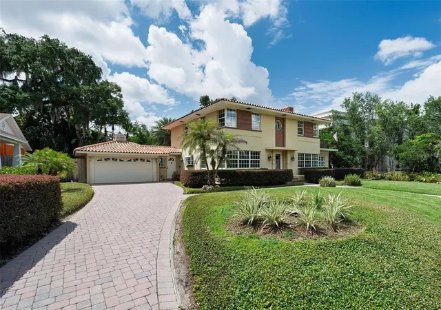 Photo 3 of Single family home for sale at 830 Lake Davis Dr, Orlando, FL 32806 | MLS# O6416350 | Listing updated on 2026-09-12