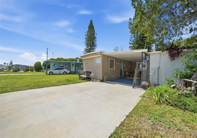 Photo 3 of Manufactured home for sale at 6439 Tower Dr, Hudson, FL 34667 | MLS# W7886682 | Listing updated on 2026-08-16