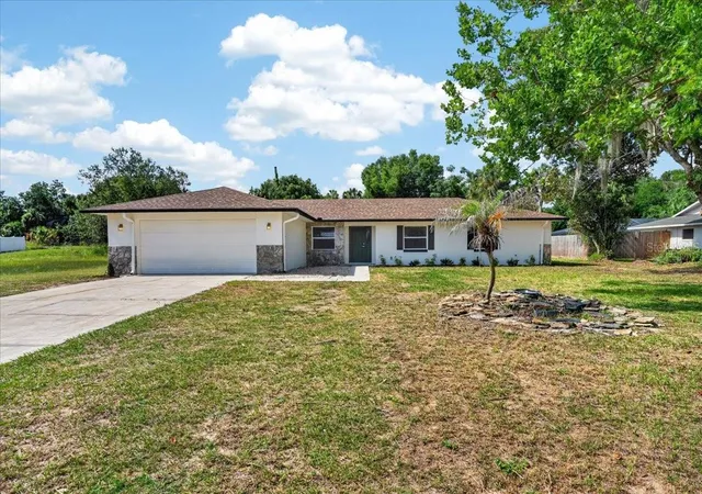 Homes for sale in Fruitland Park, FL | 5115 Mockingbird Ln, Fruitland Park, FL 34731 | MLS# TB8518699