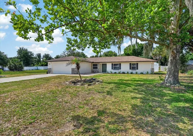 Homes for sale in Fruitland Park, FL | 5115 Mockingbird Ln, Fruitland Park, FL 34731 | MLS# TB8518699