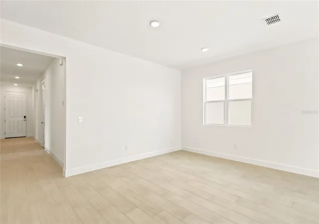 Photo 3 of Single family home for sale at 180 Blue Star Ct, Tavares, FL 32778 | MLS# S5151823 | Listing updated on 2026-10-08