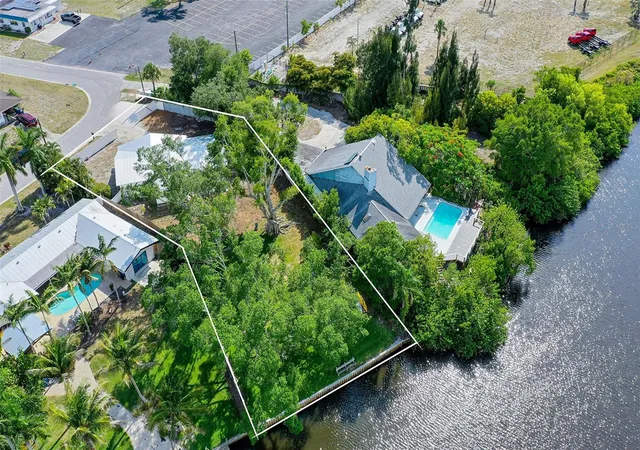 Photo 1 of Single family home for sale at 2103 Lusitania Dr, Sarasota, FL 34231 | MLS# A4696955 | Listing updated on 2026-07-27