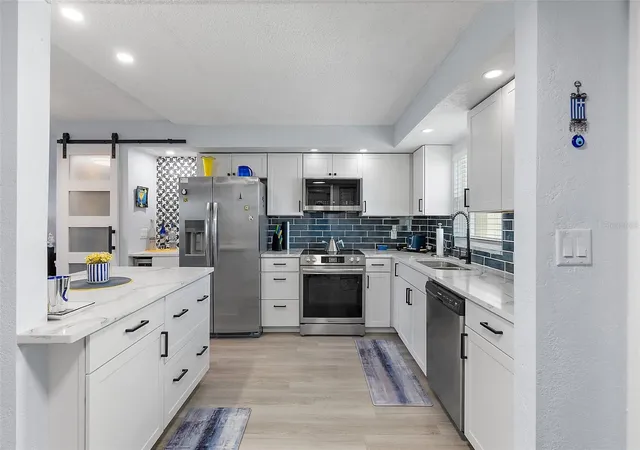 4th image of 4725 Cove Cir #704, Saint Petersburg, FL 33708 | MLS# TB8518815