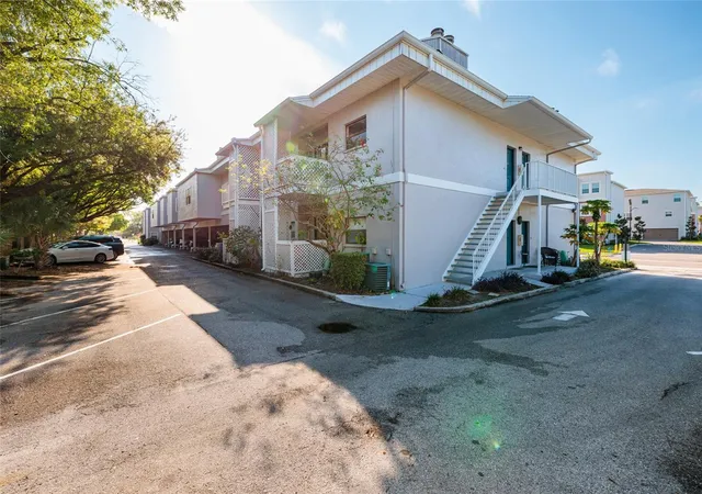 Listing Photo 2 - Condo for sale in building located at 4405 W Fair Oaks Ave, Tampa, FL 33611 - Unit #21