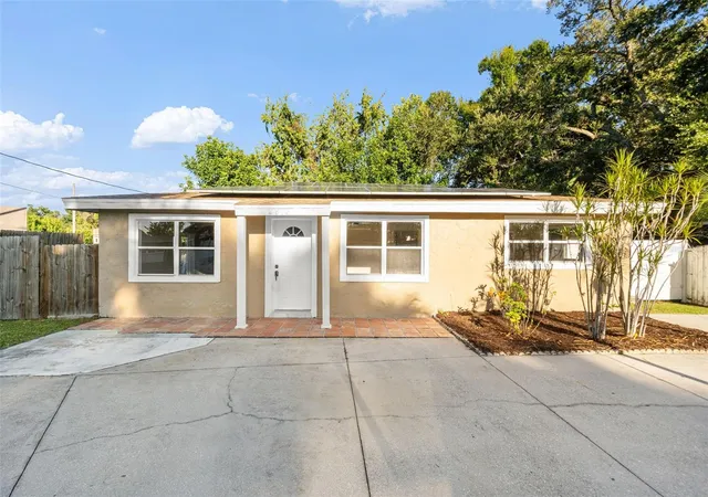 Photo 2 of Single family home for sale at 2913 Mcintosh Rd, Sarasota, FL 34232 | MLS# A4696989 | Listing updated on 2026-09-28