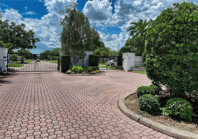 Photo 2 of Single family home for sale at 905 Sq Lake Dr, Bartow, FL 33830 | MLS# TB8518981 | Listing updated on 2026-07-25