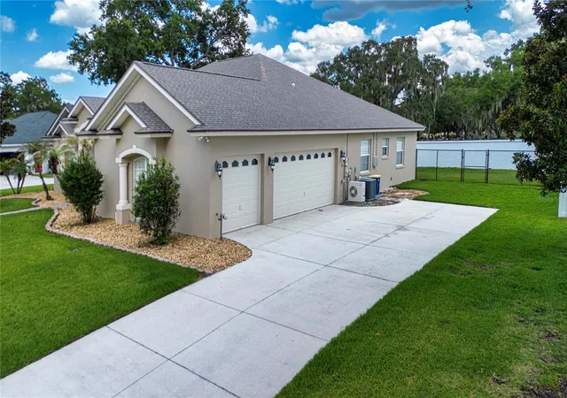 Photo 3 of Single family home for sale at 905 Sq Lake Dr, Bartow, FL 33830 | MLS# TB8518981 | Listing updated on 2026-07-25