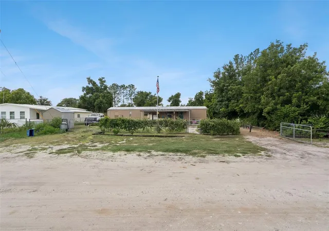 Photo 2 of Manufactured home for sale at 10927 Luana Dr, Leesburg, FL 34788 | MLS# O6416761 | Listing updated on 2026-08-21