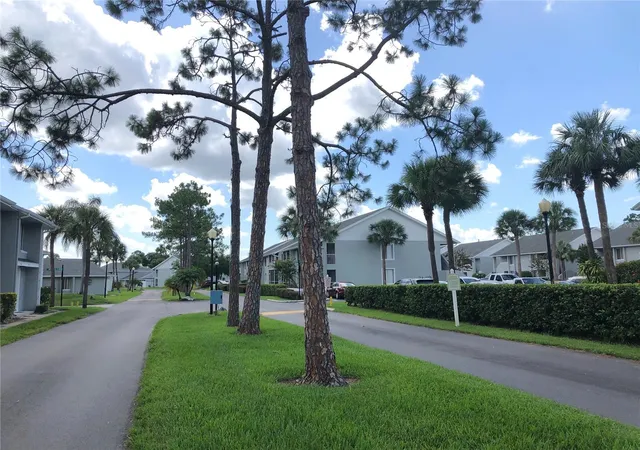 Photo 3 of Condo for sale at 5613 Blue Shadows Ct #60-2, Orlando, FL 32811 | MLS# O6416784 | Listing updated on 2026-09-03