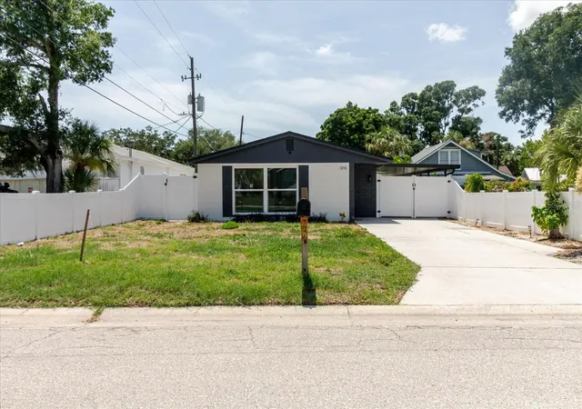 Photo 3 of Single family home for sale at 916 17th Street N, St Petersburg, FL 33713 | MLS# TB8519175 | Listing updated on 2026-10-23