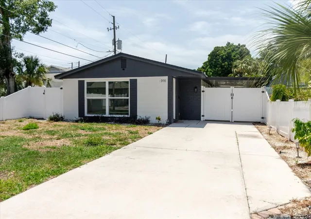 Photo 3 of Single family home for sale at 916 17th Street N, St Petersburg, FL 33713 | MLS# TB8519175 | Listing updated on 2026-10-23