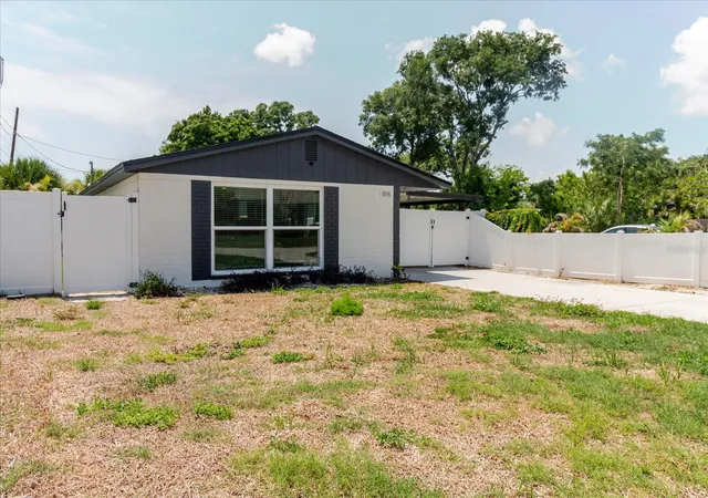 Photo 4 of Single family home for sale at 916 17th Street N, St Petersburg, FL 33713 | MLS# TB8519175 | Listing updated on 2026-10-23