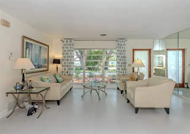 Photo 3 of Single family home for sale at 814 Guild Dr, Venice, FL 34285 | MLS# N6144712 | Listing updated on 2026-08-31