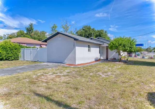 Photo 3 of Single family home for sale at 1301 Woodbine St, Clearwater, FL 33755 | MLS# TB8519188 | Listing updated on 2026-09-13