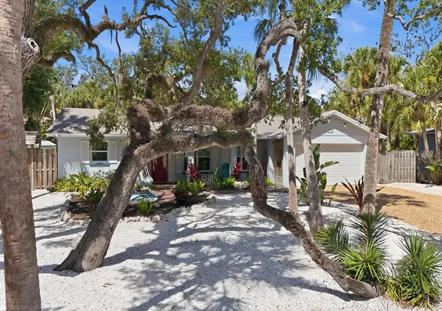 Photo 2 of Single family home for sale at 5128 Oxford Dr, Sarasota, FL 34242 | MLS# A4697056 | Listing updated on 2026-08-29