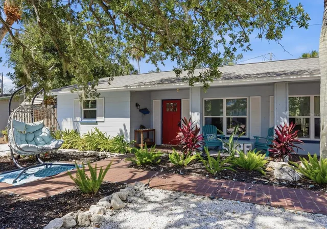 Photo 3 of Single family home for sale at 5128 Oxford Dr, Sarasota, FL 34242 | MLS# A4697056 | Listing updated on 2026-08-29