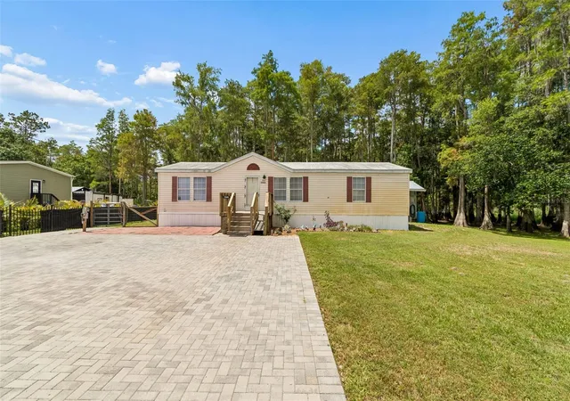 Homes for sale in Lutz, FL | 17808 Dogwood Dr, Lutz, FL 33558 | MLS# TB8519244