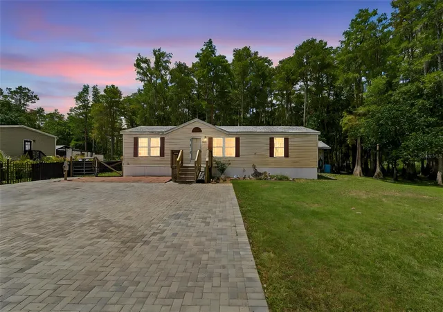 Homes for sale in Lutz, FL | 17808 Dogwood Dr, Lutz, FL 33558 | MLS# TB8519244