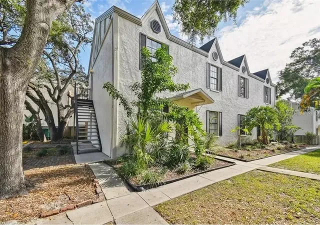 3rd image of 3810 W Cleveland St, Tampa, FL 33609 | MLS# A4697067