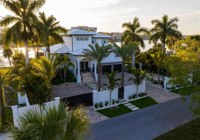 Photo 1 of Sale Pending at 6448 Hollywood Blvd, Sarasota, FL 34231 | MLS# A4697076 | Listing updated on 2026-06-20