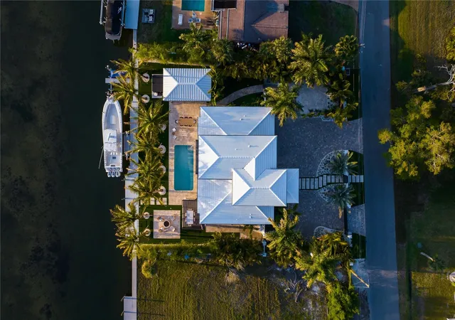 Photo 3 of Sale Pending at 6448 Hollywood Blvd, Sarasota, FL 34231 | MLS# A4697076 | Listing updated on 2026-06-20