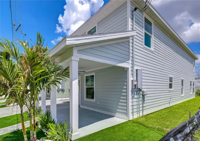 Photo 3 of Single family home for sale at 214 8th Avenue Dr W, Bradenton, FL 34205 | MLS# TB8519316 | Listing updated on 2026-08-11