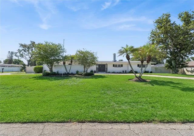 1st image of 2925 E Lake Hartridge Dr, Winter Haven, FL 33881 | MLS# L4962765