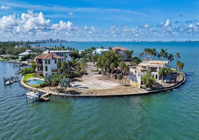 Photo 1 of Land for sale at 305 S Shore Dr, Sarasota, FL 34234 | MLS# A4697091 | Listing updated on 2026-06-17