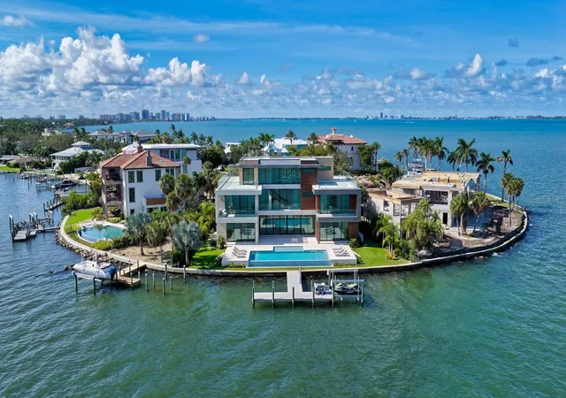 Photo 2 of Land for sale at 305 S Shore Dr, Sarasota, FL 34234 | MLS# A4697091 | Listing updated on 2026-06-17
