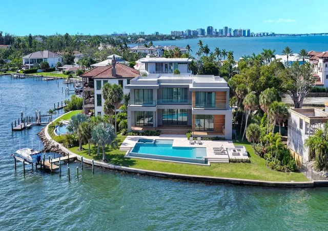 Photo 4 of Land for sale at 305 S Shore Dr, Sarasota, FL 34234 | MLS# A4697091 | Listing updated on 2026-06-17