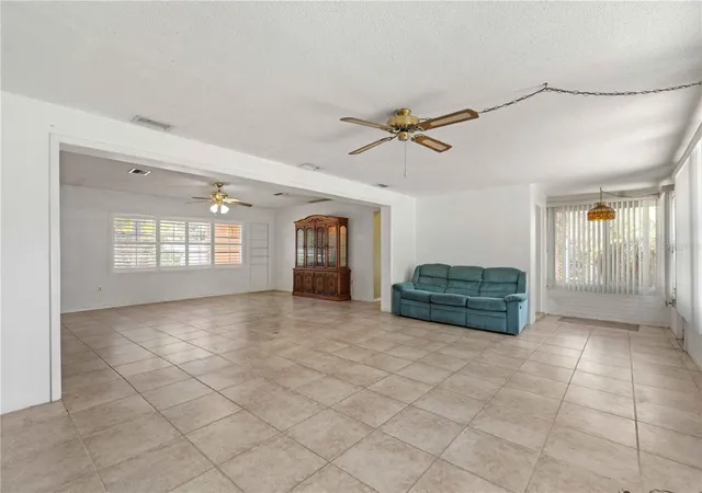 2nd image of 927 Parkwood Dr, Dunedin, FL 34698 | MLS# TB8519364