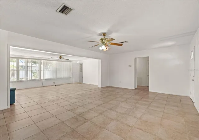 4th image of 927 Parkwood Dr, Dunedin, FL 34698 | MLS# TB8519364