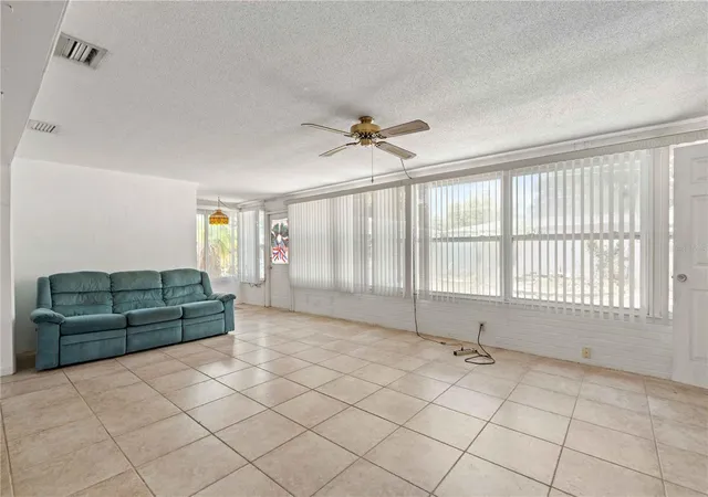 5th image of 927 Parkwood Dr, Dunedin, FL 34698 | MLS# TB8519364