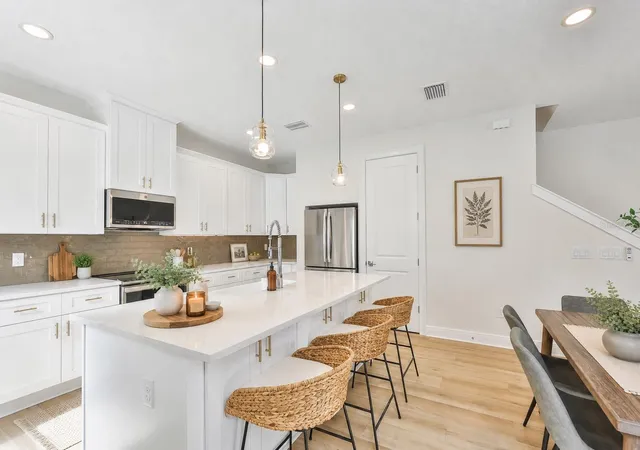 Photo 3 of Townhouse for sale at 1911 W Beach St, Tampa, FL 33607 | MLS# TB8519457 | Listing updated on 2026-09-22