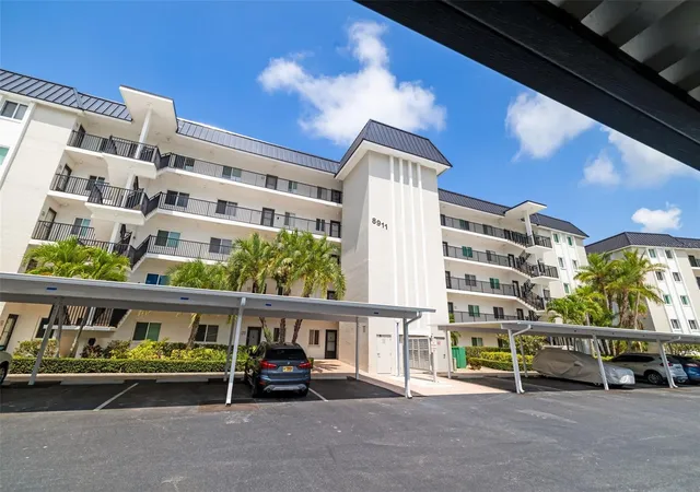 Photo 4 of Condo for sale at 8911 Midnight Pass Rd #409, Sarasota, FL 34242 | MLS# N6144720 | Listing updated on 2026-09-22