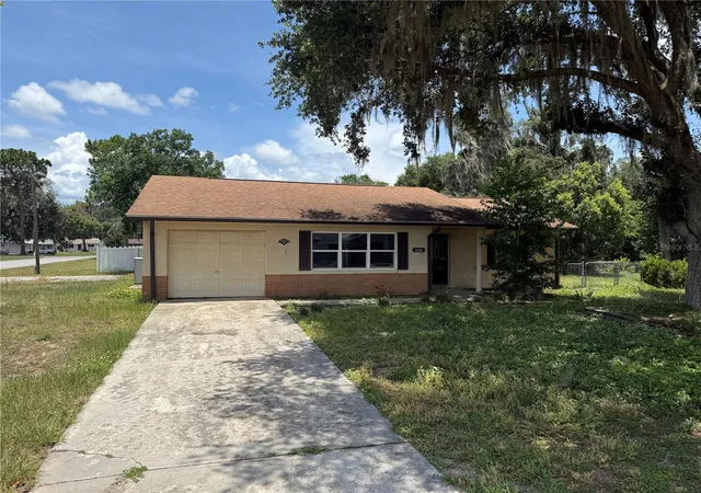 Homes for sale in Lake Panasoffkee, FL | 1244 County Road 437, Lake Panasoffkee, FL 33538 | MLS# G5113843