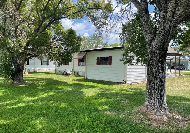 Photo 3 of Manufactured home for sale at 2102 Canopy Cir #150, Zellwood, FL 32798 | MLS# O6417130 | Listing updated on 2026-09-27