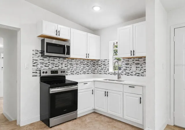 Photo 4 of Single family home for sale at 918 Ferndell Rd, Orlando, FL 32808 | MLS# O6417143 | Listing updated on 2026-08-27