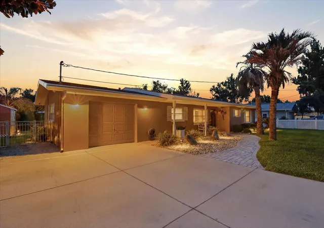 2nd image of 1302 Se Paradise Ave, Crystal River, FL 34429 | MLS# OM726711