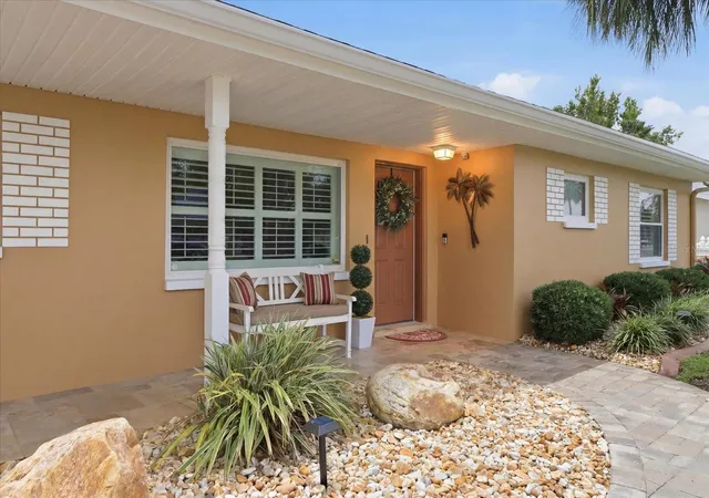 3rd image of 1302 Se Paradise Ave, Crystal River, FL 34429 | MLS# OM726711